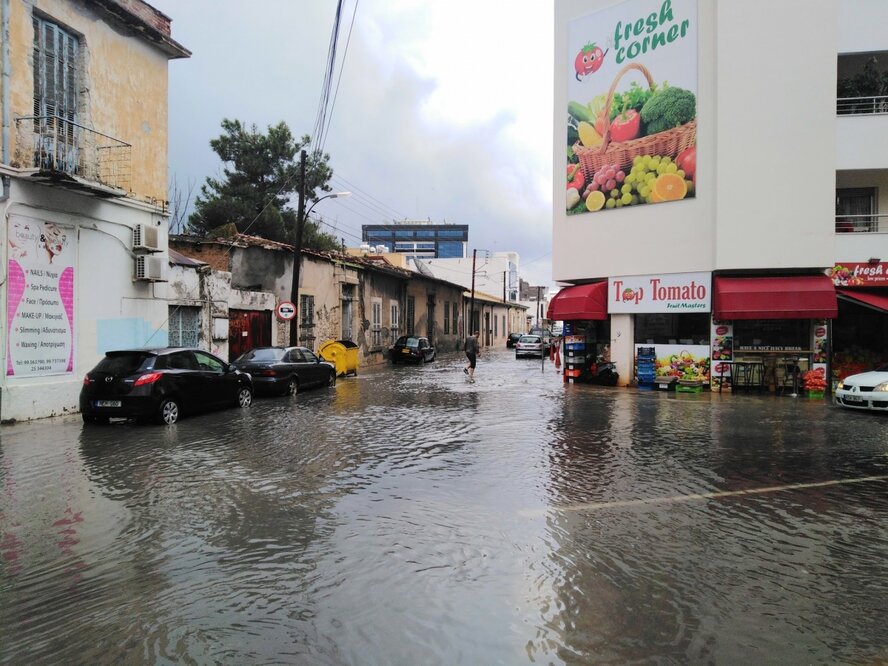 Центральные улицы Лимассола затопило после ночного ливня