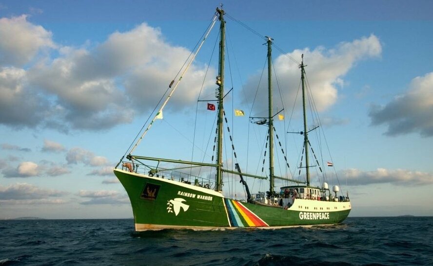 В гавань Лимассола зашло флагманское судно организации Greenpeace «Rainbow warrior»
