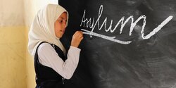На Кипре директор школы выгнал с уроков девочку в хиджабе