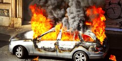 В центре Лимассоле загорелся автомобиль