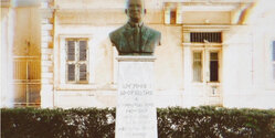 Памятник лимассольскому учителю и кипрскому солдату Аргиросу Друсиотису