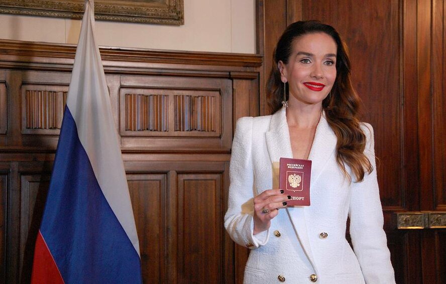 Наташа Орейро принесла присягу гражданина РФ и получила российский паспорт