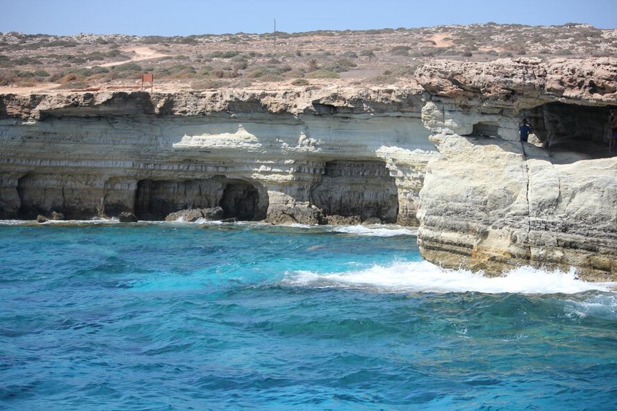Селфи на фоне морских пещер закончилось падением с 20-метровой высоты в Пафосе