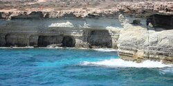 Селфи на фоне морских пещер закончилось падением с 20-метровой высоты в Пафосе