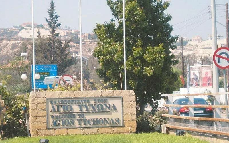 Скандал вокруг незаконных построек в Агиос Тихонас: общественный совет заработал 4,6 миллиона евро