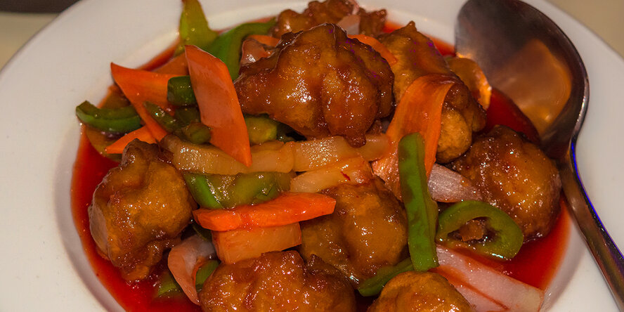 Аппетитная курица в ароматном кисло-сладком соусе — вкусное блюдо китайской кухни на Кипре!