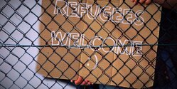 Повалили! 100 беженцев в буферной зоне просят политубежища на Кипре