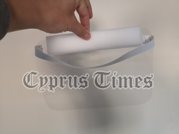 Кипрские медсестры вынуждены делать средства защиты из подручных материалов: фото 2