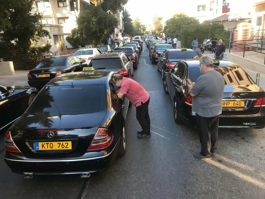 Машины водителей такси протестуют на улицах Кипра, создавая пробки на дорогах.