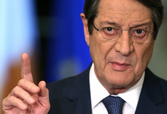 президент Республики Кипр Никос Анастасиадис поднял палец веерх
