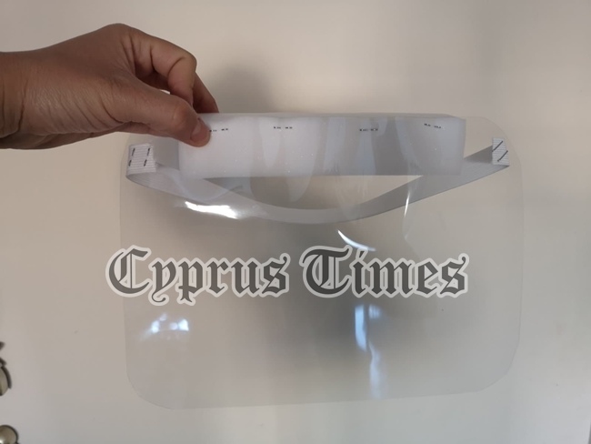 Кипрские медсестры вынуждены делать средства защиты из подручных материалов: фото 3