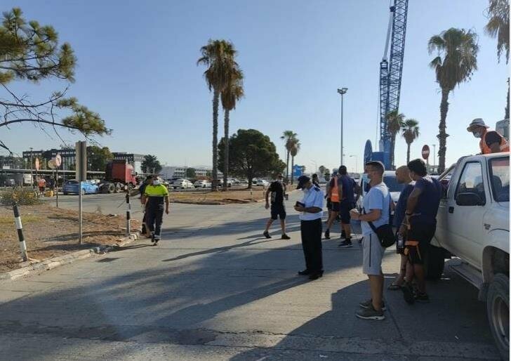 Рабочие компании DP World Limassol вышли на митинг.