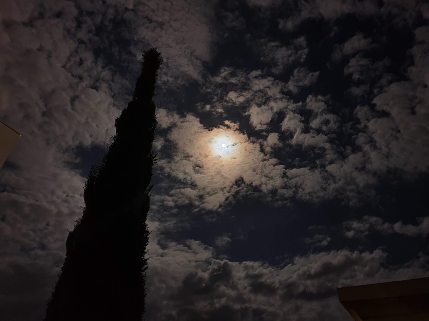 Ночью жители Кипра наблюдали Розовую Луну: фото 12