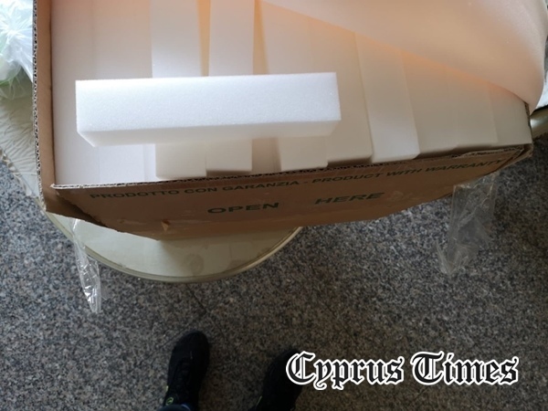 Кипрские медсестры вынуждены делать средства защиты из подручных материалов: фото 5