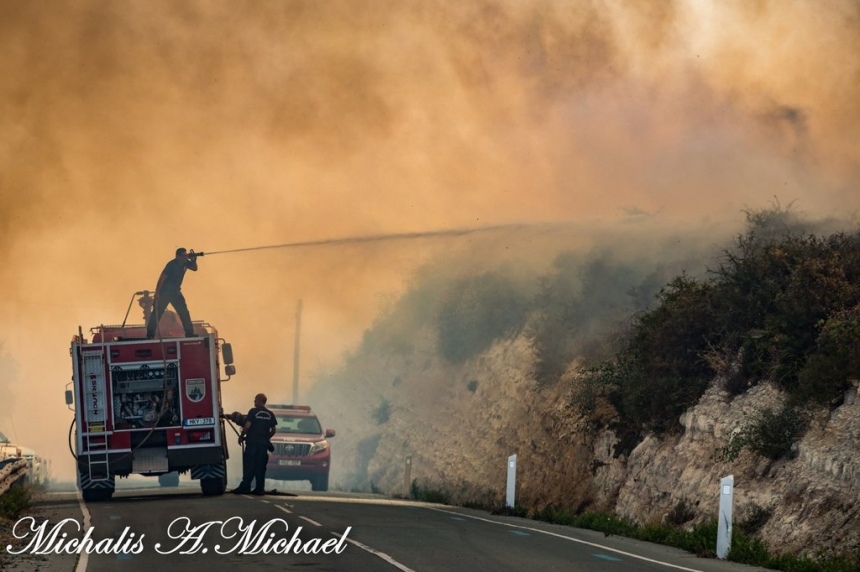 Найти красоту в разрушении — уникальные фотографии кипрского пожара: фото 2