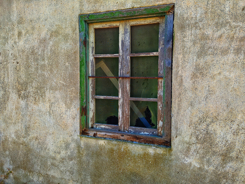 Окно разрушенного дома в деревне Киос