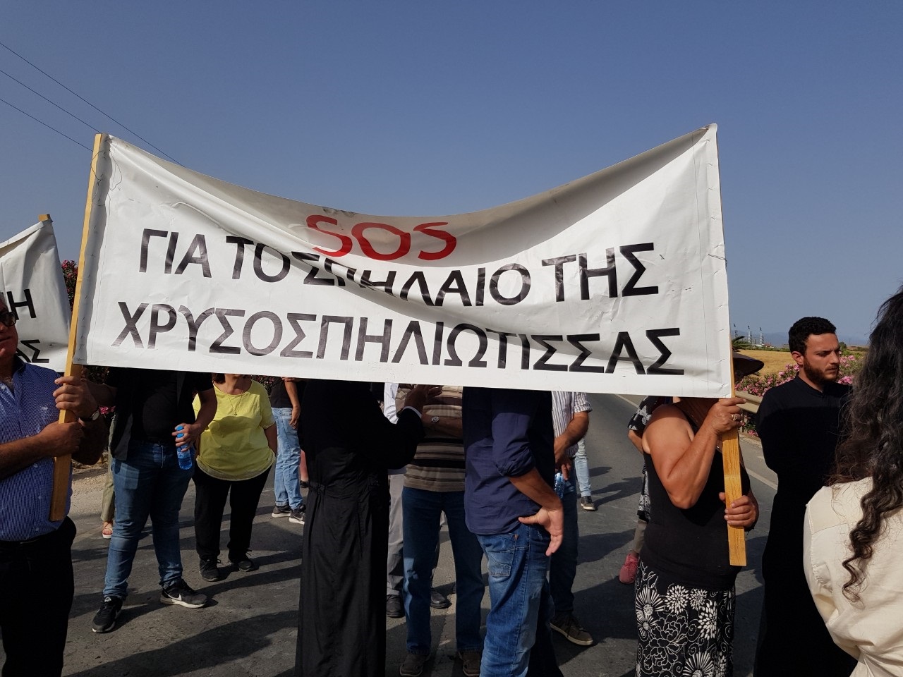На Кипре протестующие против строительства АЗС сделали баррикаду из гробов! : фото 3