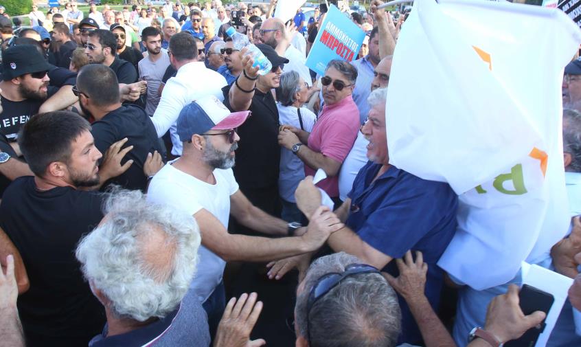 Митинг напротив дворца президента Кипра закончился массовой дракой : фото 5
