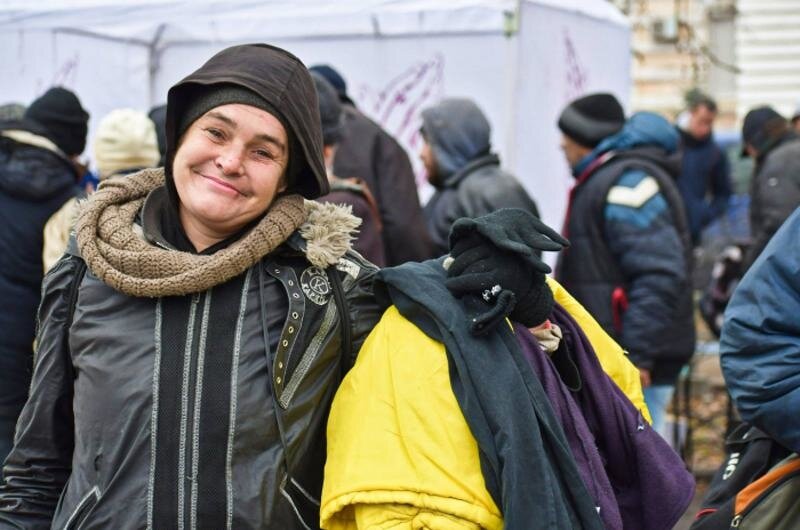 В Ларнаке вывесили зимнюю одежду для нуждающихся и бездомных