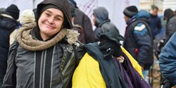 В Ларнаке вывесили зимнюю одежду для нуждающихся и бездомных 