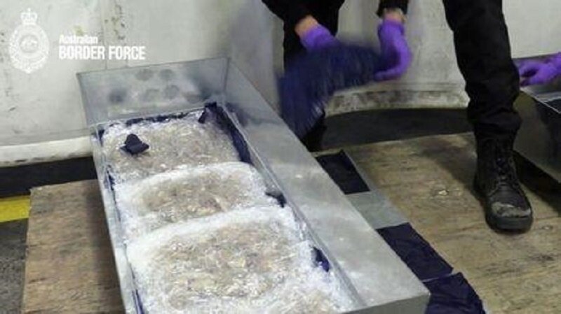 Как австралийская полиция 645 кг кипрского экстази в гробах встречала