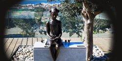 Птичку жалко: в Пафосе у «бронзовой девочки» снова украли воробья 