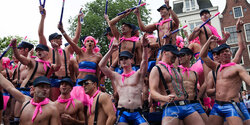 Кипрские геи готовят восстание в розовых блузках