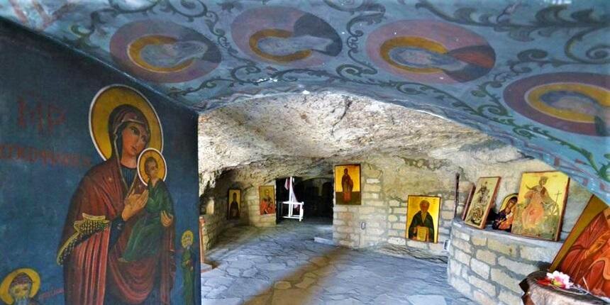 Панагия Хрисоспилиотисса - древние катакомбы и уникальный пещерный храм