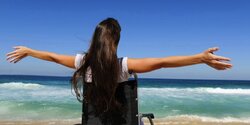 На двух пляжах Паралимни установили съезды в море для инвалидов