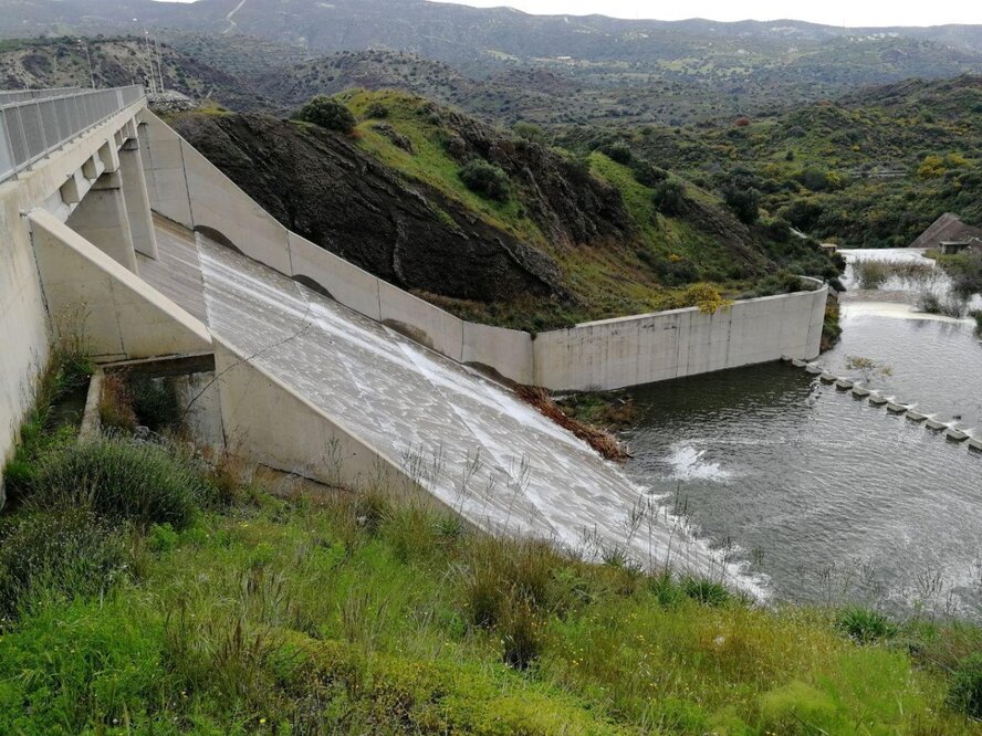 Ура! Еще одно водохранилище на Кипре переполнилось (Фото и видео)