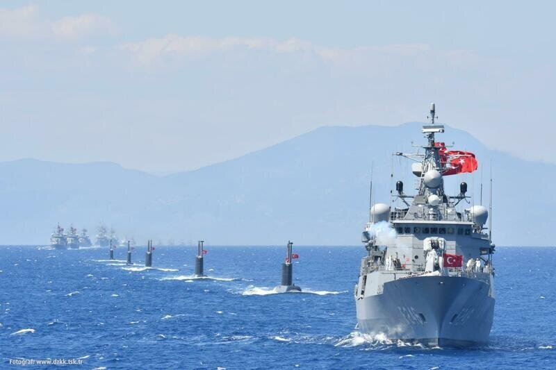 Правительство Северного Кипра разваливается, а Турция отправляет к острову военные корабли