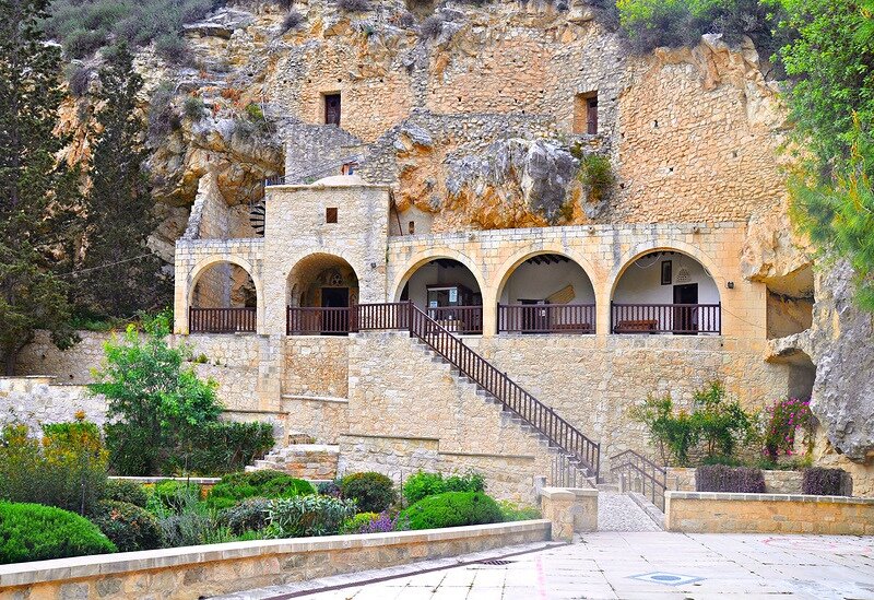 В монастыре Святого Неофита произошло чудо - появился роскошный природный водопад (Фото и Видео)