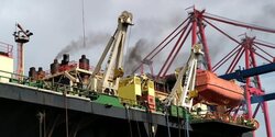 В новом порту Лимассола горит буровая платформа