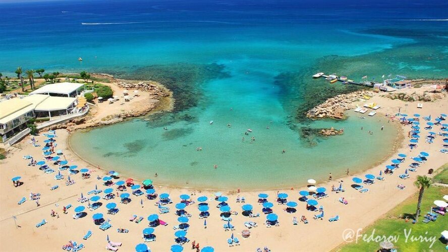 Столица Кипра опустела, курорты ждут
