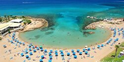 Столица Кипра опустела, курорты ждут