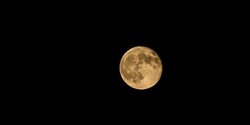 В воскресенье на Кипре наблюдали "Луну осетровых"