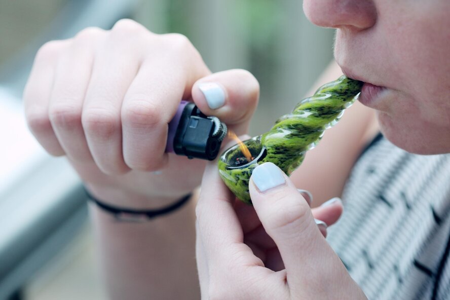 Молодые курят марихуану семена конопли для выращивания в открытом грунте