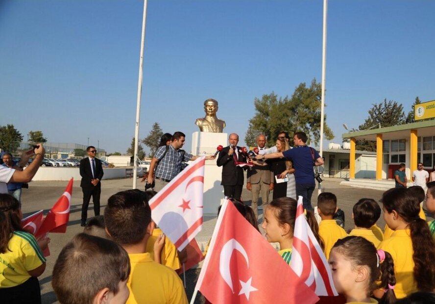 Над начальной школой в оккупированной деревне Лиси снова подняли турецкий флаг