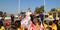 Над начальной школой в оккупированной деревне Лиси снова подняли турецкий флаг