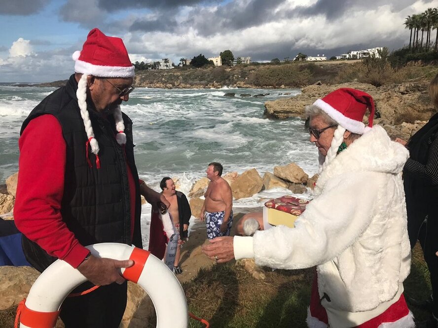 40 минут «стояния» в море ради Праздника Рождества Христова