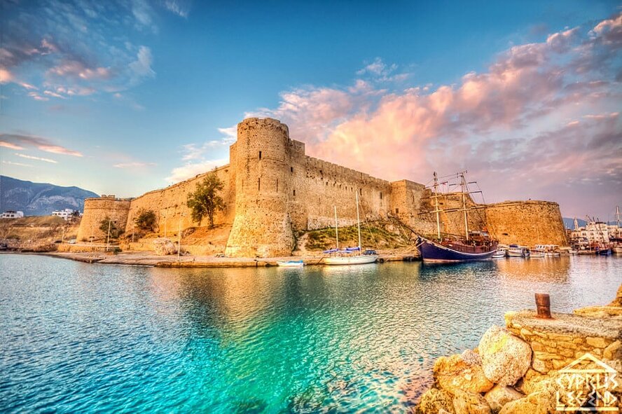 Сотни религиозных ценностей киприотов «загнивают» в стенах Киренийского замка