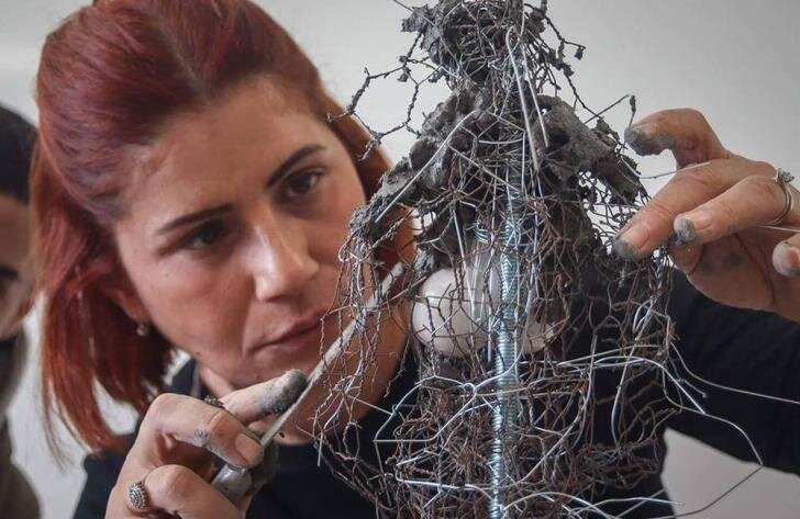 ​Автор ​самой ужасающей скульптуры на Кипре признана одним из лучших учителей в мире