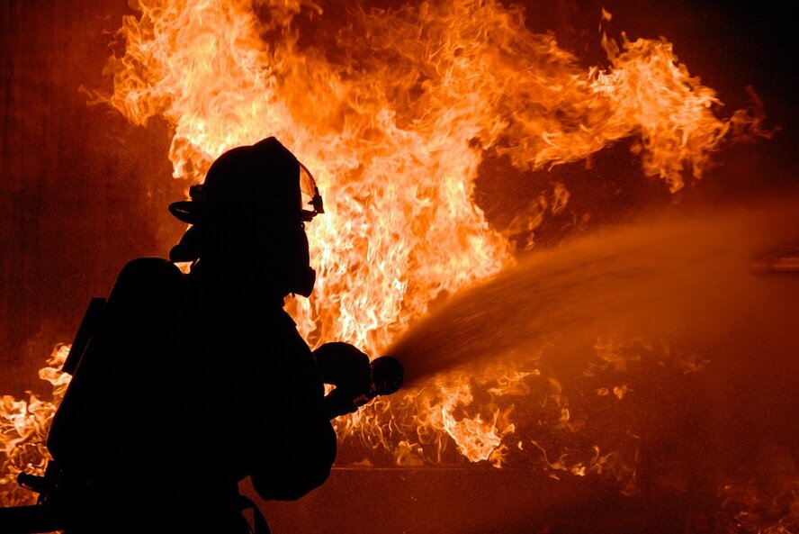 Ночной пожар в Полисе. Эвакуированы 250 человек.