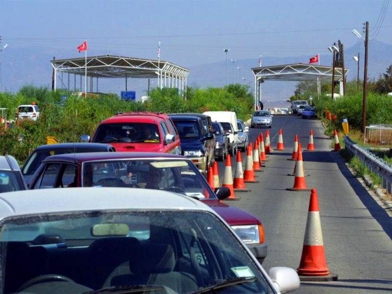 Иностранец пытался нелегально попасть в Республику Кипр в багажнике авто
