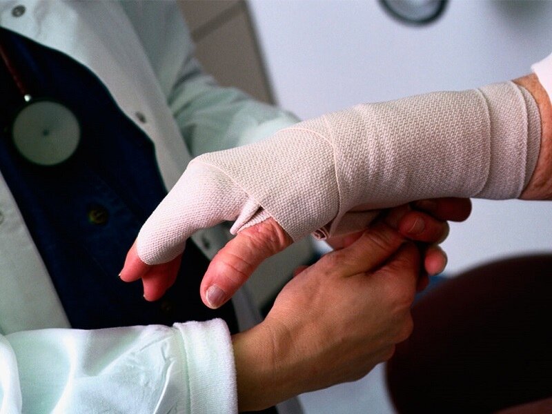 На Кипре 14-летний подросток чуть не сломал руку полицейскому