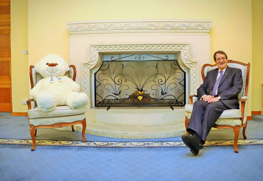 Президента Кипра посетил плюшевый мишка. С дружественным визитом (фото и видео)