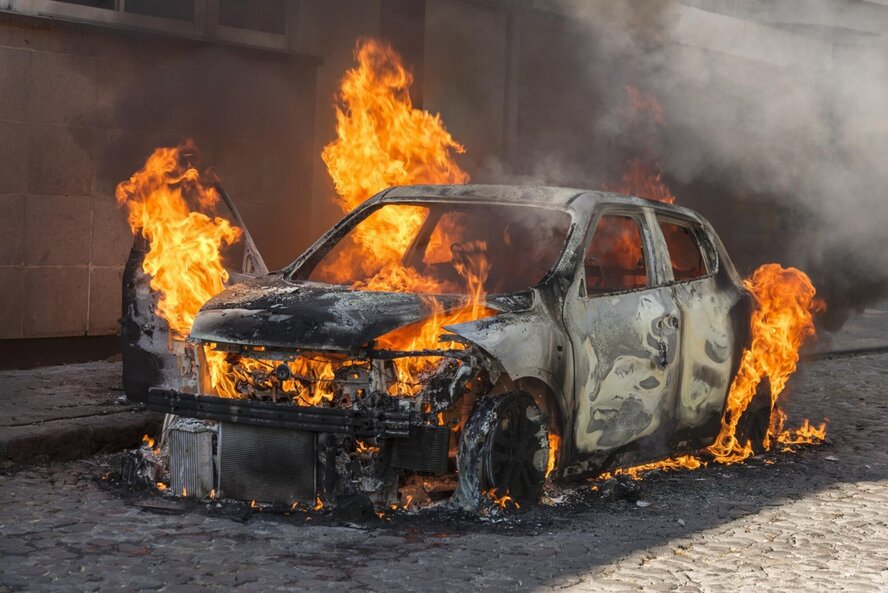 На Кипре во время движения загорелась машина