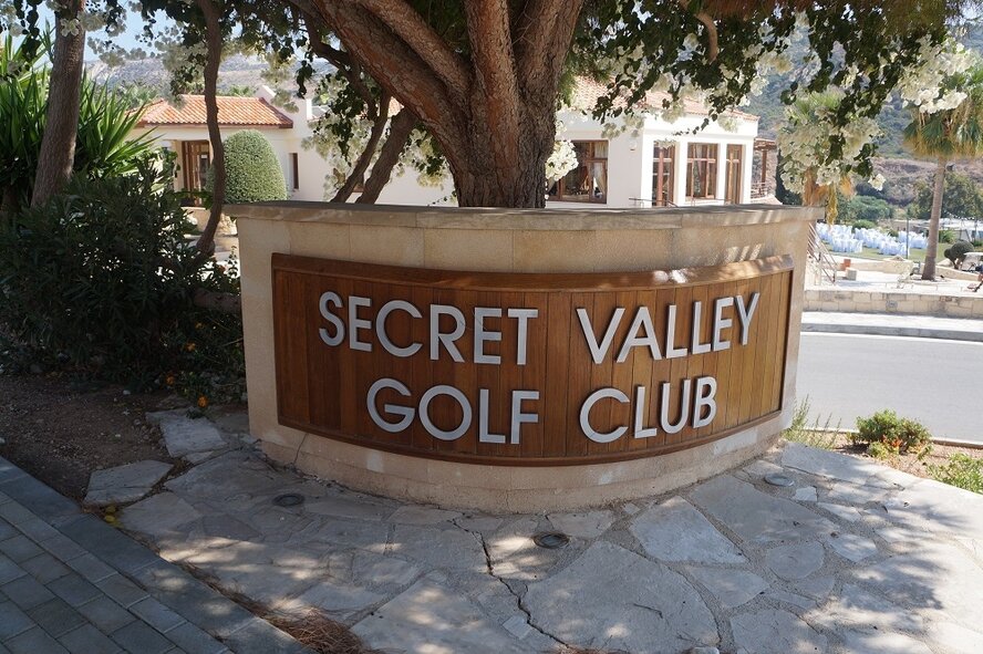 Являются ли конкурентами гольф-курорты Venus Rock и Aphrodite Hills?