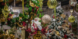 Праздник к нам приходит: Пафос, украшенный к Рождеству