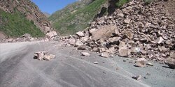 На дороге Парамита - Агрос сошел скальный оползень